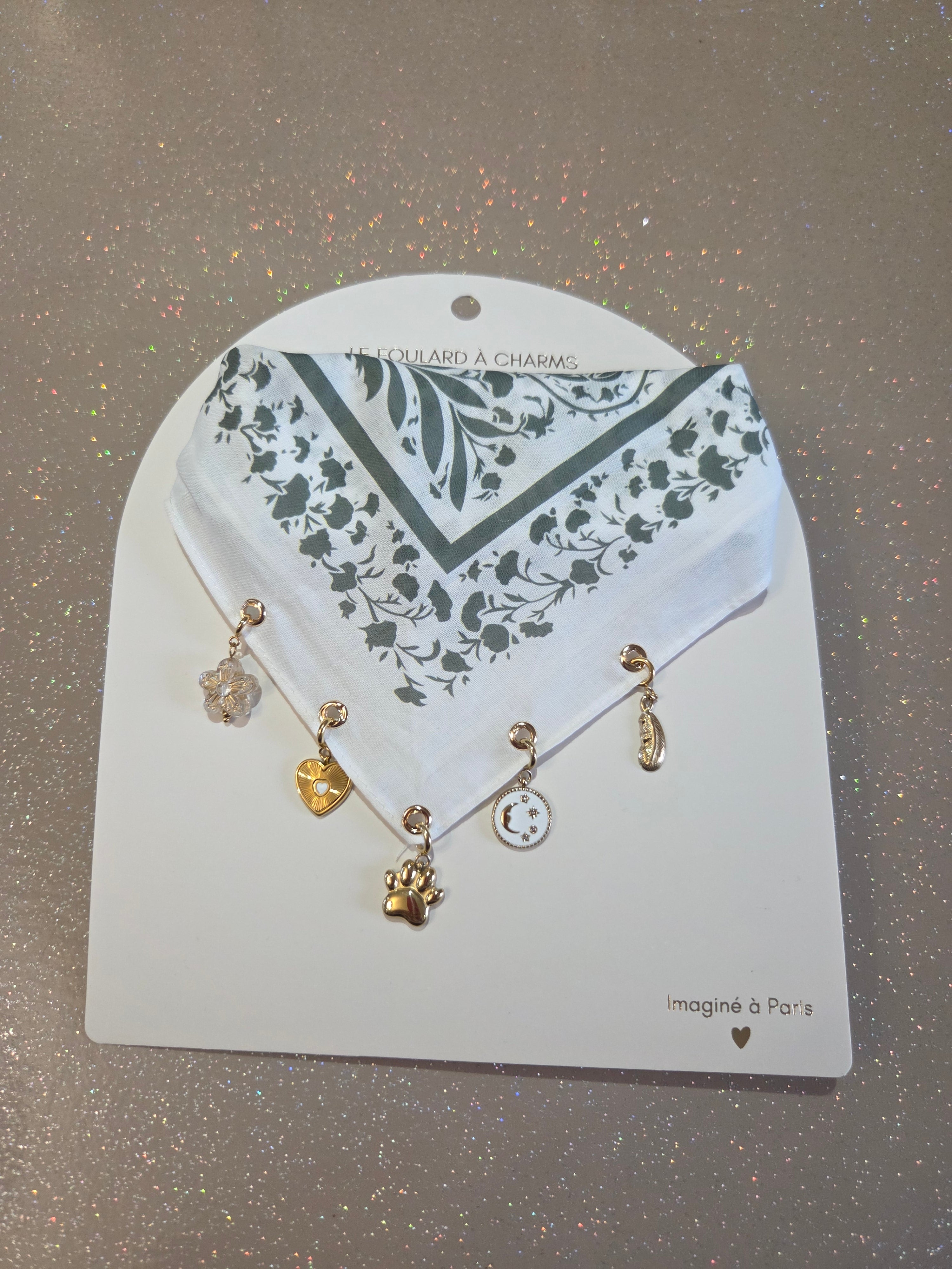 Foulard à charms