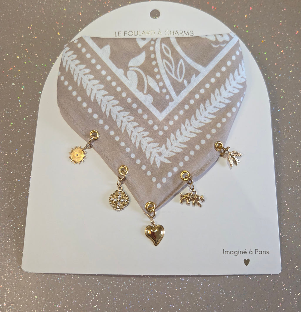 Foulard à charms
