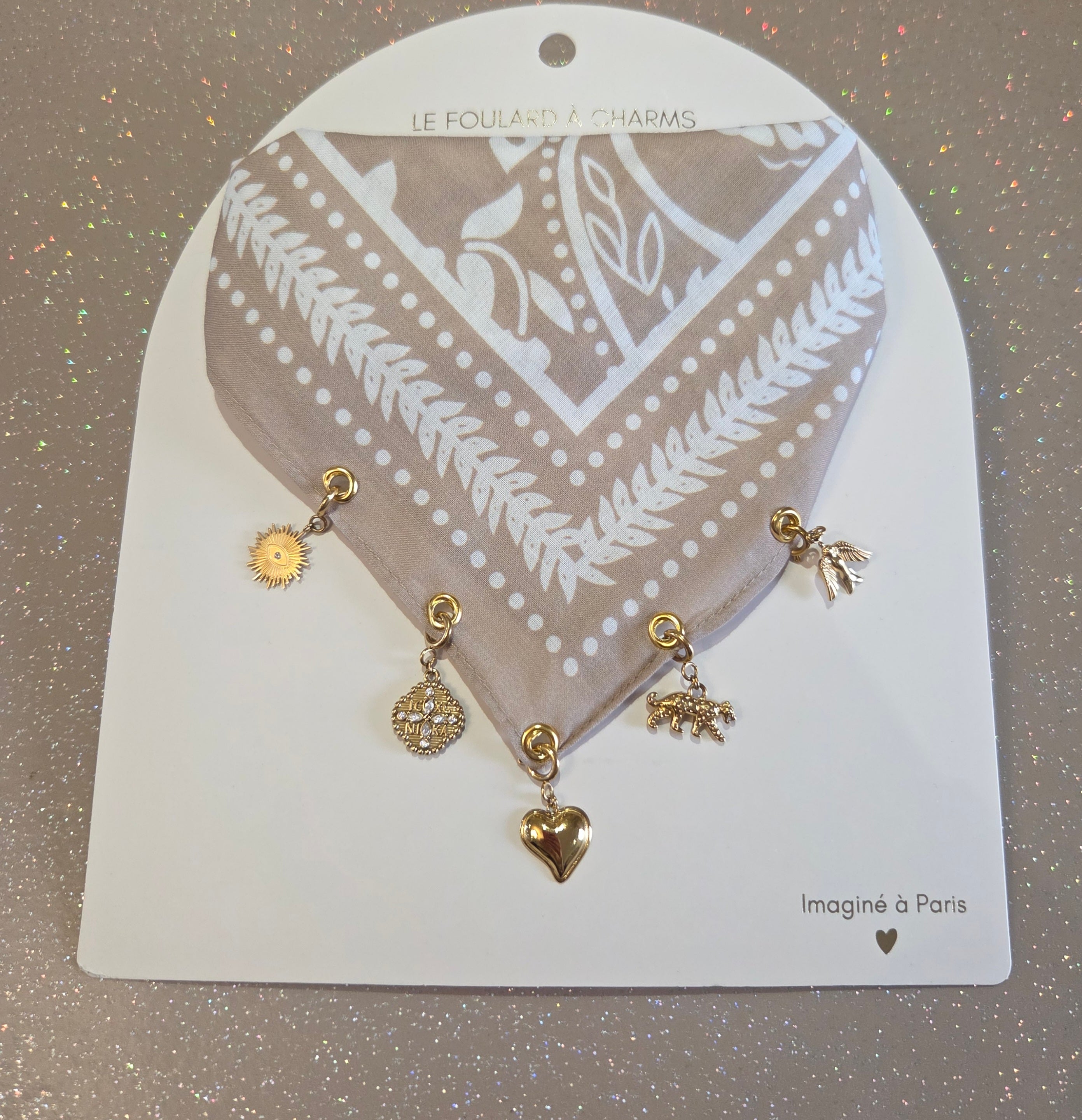 Foulard à charms