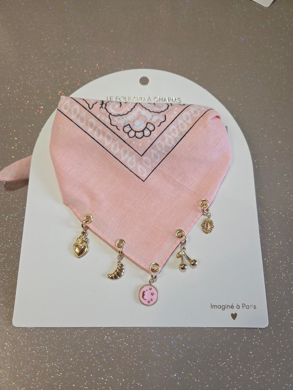 Foulard à charms