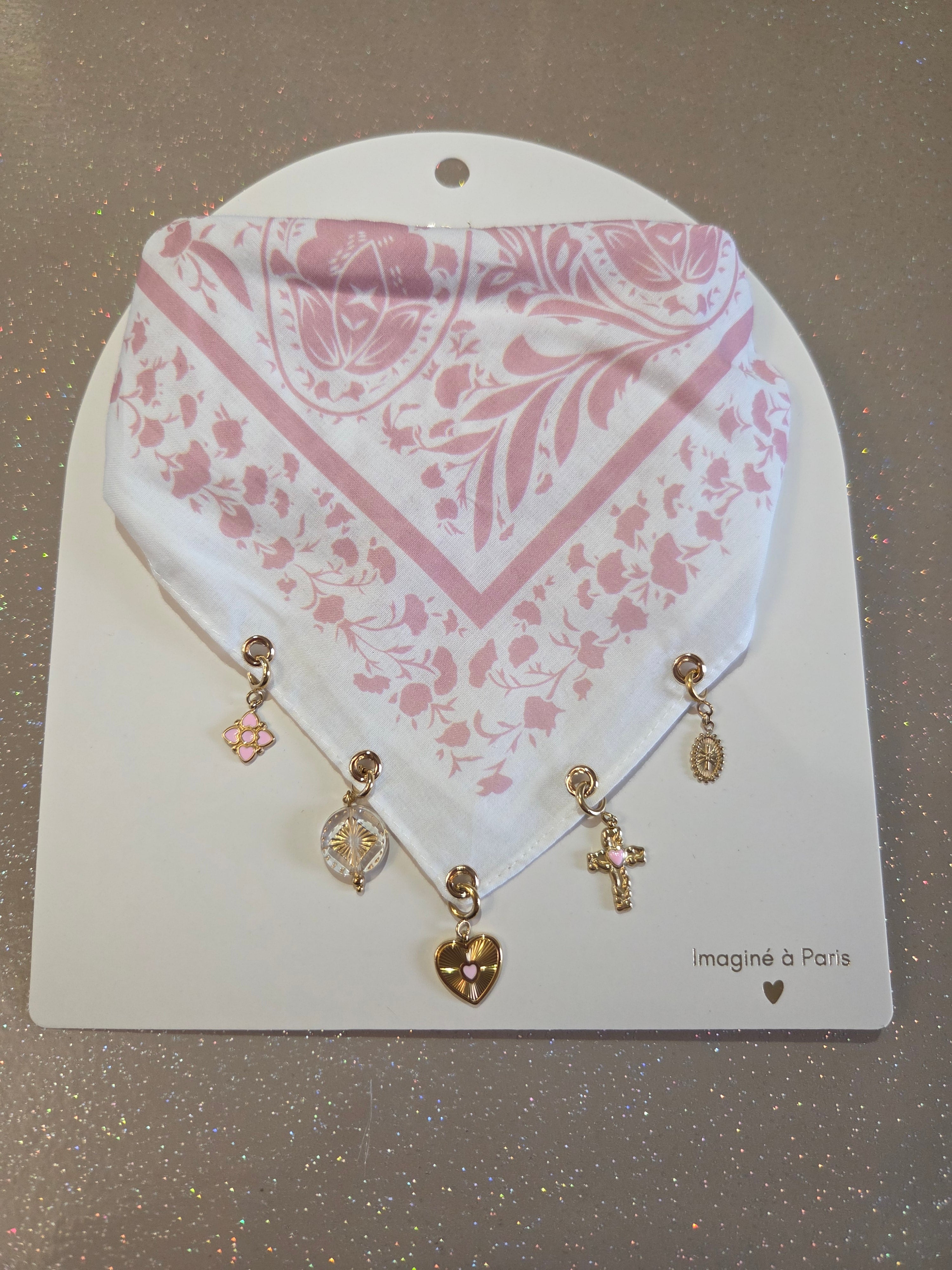 Foulard à charms