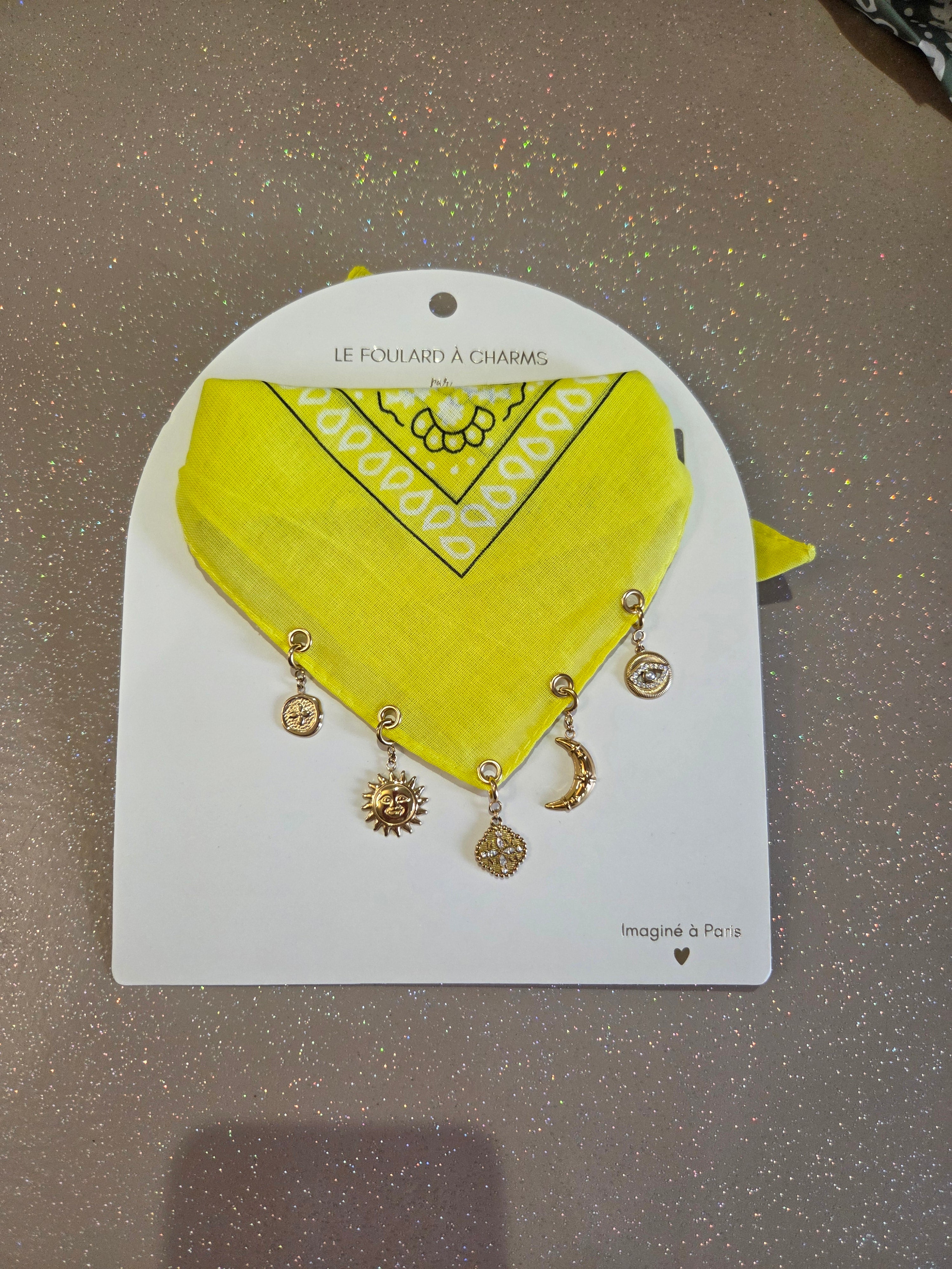 Foulard à charms