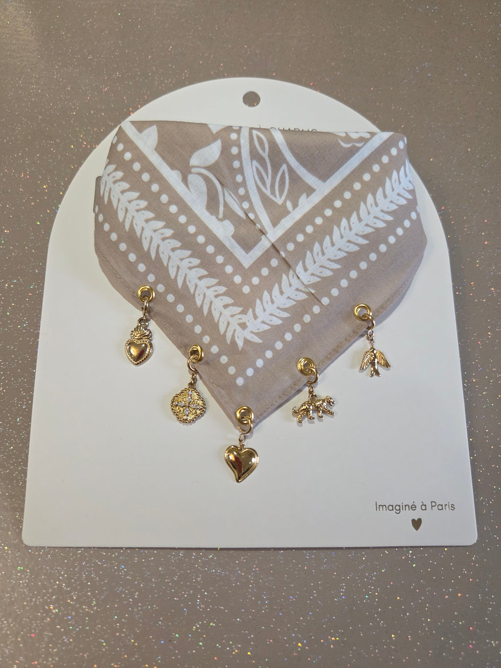 Foulard à charms