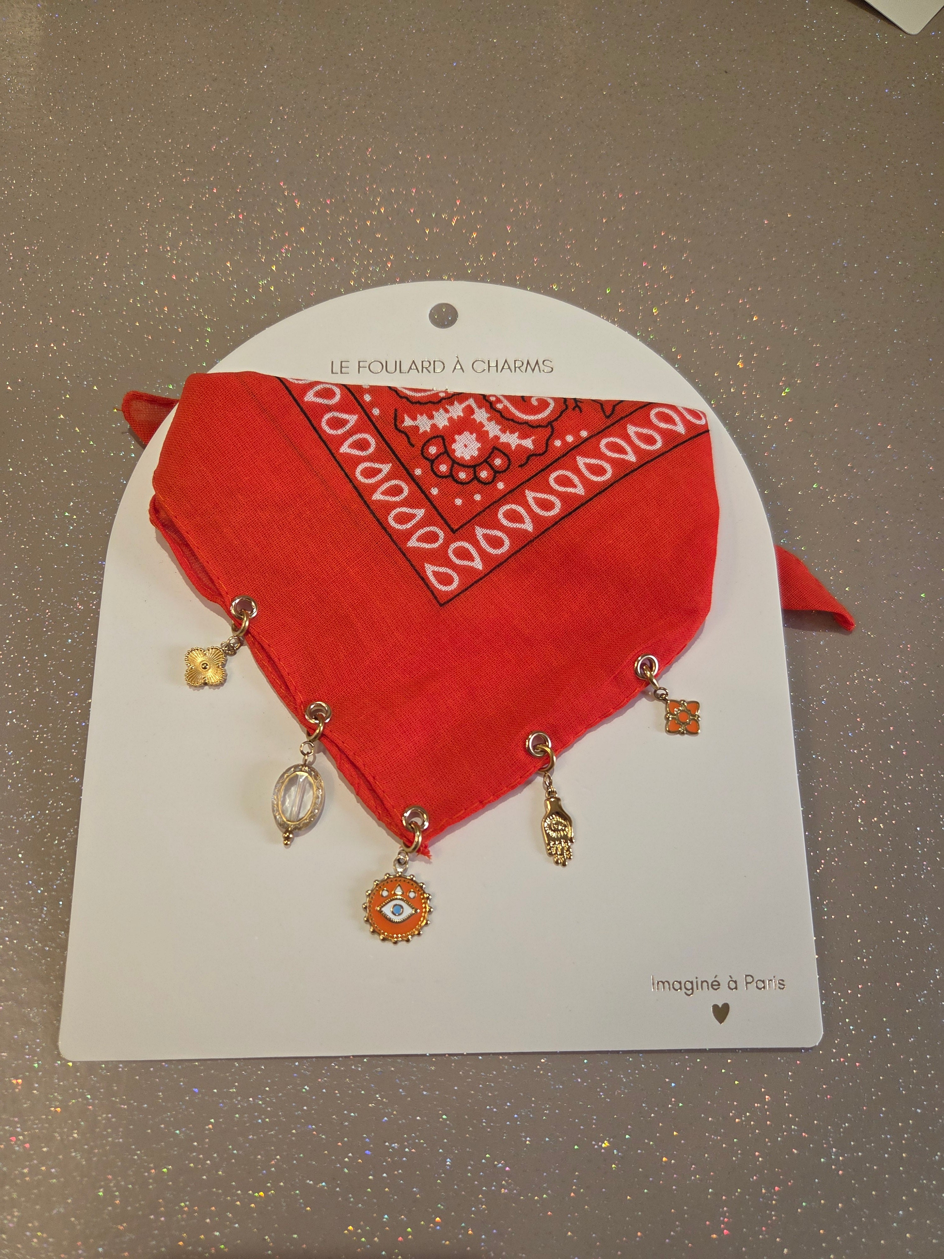 Foulard à charms